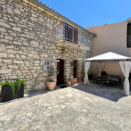 Stone House Mia
