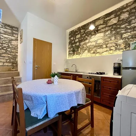 Stone House Mia