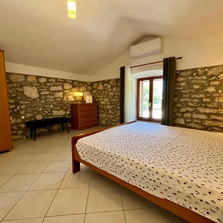 Stone House Mia *