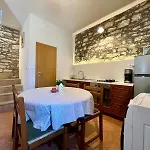 Stone House Mia